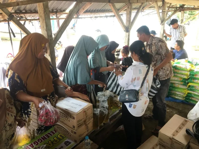 Warga menyerbu GPM di Koto Sawah, Kecamatan Lembah Melintang, Sabtu (27/9). (Foto: Diskominfo Pasbar)