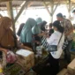 Warga menyerbu GPM di Koto Sawah, Kecamatan Lembah Melintang, Sabtu (27/9). (Foto: Diskominfo Pasbar)