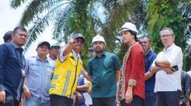 Bupati Dharmasraya Annisa Suci Ramadhani mendampingi Anggota DPR RI Fraksi Golkar Zigo Rolanda meninjau sejumlah proyek strategis di Kabupaten Dharmasraya, Sabtu (11/10/2025). (Foto: Pemka Dharmasraya)
