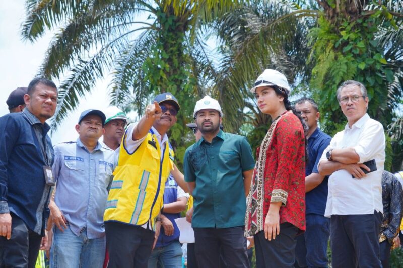 Bupati Dharmasraya Annisa Suci Ramadhani mendampingi Anggota DPR RI Fraksi Golkar Zigo Rolanda meninjau sejumlah proyek strategis di Kabupaten Dharmasraya, Sabtu (11/10/2025). (Foto: Pemka Dharmasraya)