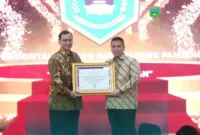 Wali Kota Padang Panjang, Hendri Arnis menerima penghargaan dari Kepala ANRI, Mego Pinandito. (Foto: Kominfo Padang Panjang)
