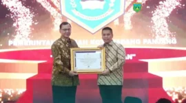 Wali Kota Padang Panjang, Hendri Arnis menerima penghargaan dari Kepala ANRI, Mego Pinandito. (Foto: Kominfo Padang Panjang)