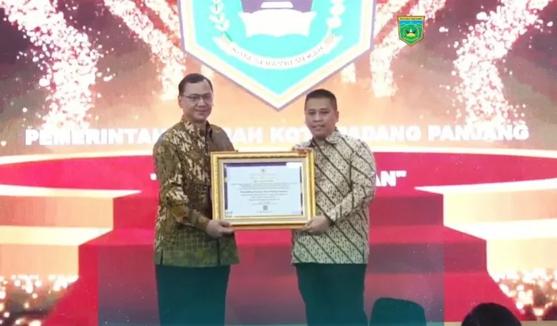 Wali Kota Padang Panjang, Hendri Arnis menerima penghargaan dari Kepala ANRI, Mego Pinandito. (Foto: Kominfo Padang Panjang)