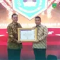 Wali Kota Padang Panjang, Hendri Arnis menerima penghargaan dari Kepala ANRI, Mego Pinandito. (Foto: Kominfo Padang Panjang)