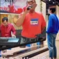 
Agusmardi saat melantunkan tembang Minang melalui akun tiktoknya sambil melakukan promosi produk UMKM. (Foto: Dok. AG)