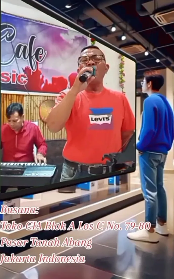 
Agusmardi saat melantunkan tembang Minang melalui akun tiktoknya sambil melakukan promosi produk UMKM. (Foto: Dok. AG)