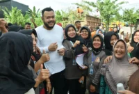 Wali Kota Padang, Fadly Amran, menghadiri kegiatan Aksi Bersih Sungai Batang Maransi Aia Kalabu yang digelar Minggu (26/10/2025). (Foto: Prokopim Padang)