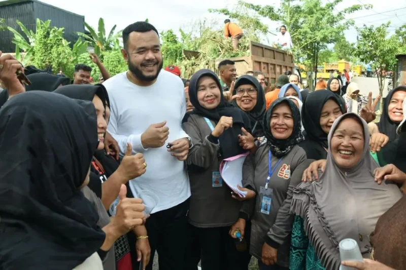 Wali Kota Padang, Fadly Amran, menghadiri kegiatan Aksi Bersih Sungai Batang Maransi Aia Kalabu yang digelar Minggu (26/10/2025). (Foto: Prokopim Padang)