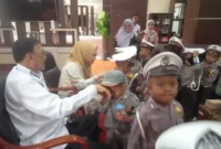 Bupati Pessel, Hendrajoni didampingi Bunda PAUD, Ny LIsda Hendrajoni menyambut hangat kunjungan anak TK Zanafi di ruang dinas bupati. (Foto: Dok. Niks)