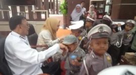 Bupati Pessel, Hendrajoni didampingi Bunda PAUD, Ny LIsda Hendrajoni menyambut hangat kunjungan anak TK Zanafi di ruang dinas bupati. (Foto: Dok. Niks)