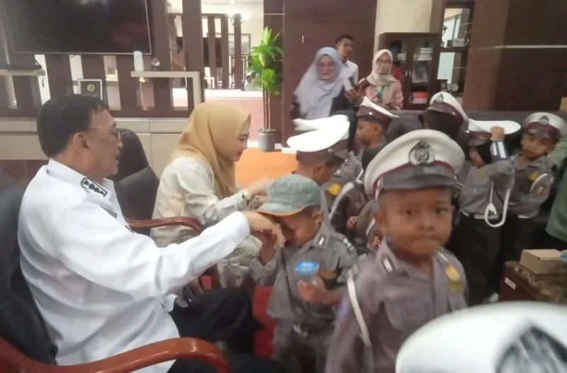 Bupati Pessel, Hendrajoni didampingi Bunda PAUD, Ny LIsda Hendrajoni menyambut hangat kunjungan anak TK Zanafi di ruang dinas bupati. (Foto: Dok. Niks)