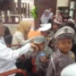 Bupati Pessel, Hendrajoni didampingi Bunda PAUD, Ny LIsda Hendrajoni menyambut hangat kunjungan anak TK Zanafi di ruang dinas bupati. (Foto: Dok. Niks)