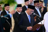 Presiden Prabowo Subianto melantik Wamenkeu Anggito Abimanyu sebagai Ketua Dewan Komisioner LPS di Istana Negara, Rabu (8/10). (Foto: BPMI Setpres)