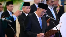 Presiden Prabowo Subianto melantik Wamenkeu Anggito Abimanyu sebagai Ketua Dewan Komisioner LPS di Istana Negara, Rabu (8/10). (Foto: BPMI Setpres)
