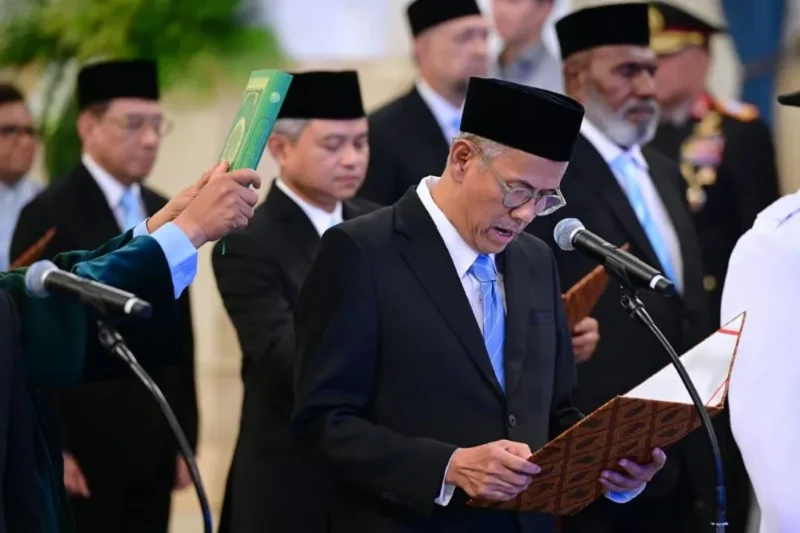Presiden Prabowo Subianto melantik Wamenkeu Anggito Abimanyu sebagai Ketua Dewan Komisioner LPS di Istana Negara, Rabu (8/10). (Foto: BPMI Setpres)