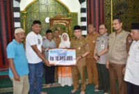 Wakil Wali Kota Padang Maigus Nasir secara simbolis menyerahkan bantuan kebakaran di Masjid Darussalam, Kelurahan Pasar Gadang, Selasa (14/10/2025). (Foto: Prokopim Padang)