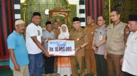 Wakil Wali Kota Padang Maigus Nasir secara simbolis menyerahkan bantuan kebakaran di Masjid Darussalam, Kelurahan Pasar Gadang, Selasa (14/10/2025). (Foto: Prokopim Padang)