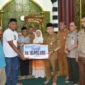 Wakil Wali Kota Padang Maigus Nasir secara simbolis menyerahkan bantuan kebakaran di Masjid Darussalam, Kelurahan Pasar Gadang, Selasa (14/10/2025). (Foto: Prokopim Padang)