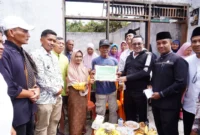 Bupati Tanah Datar Eka Putra menyerahkan bantuan senilai Rp 7 juta kepada Harizon dan keluarganya, Jumat (3/10/2025). (Foto: Prokopim Tanah Datar)