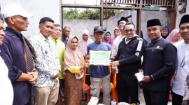 Bupati Tanah Datar Eka Putra menyerahkan bantuan senilai Rp 7 juta kepada Harizon dan keluarganya, Jumat (3/10/2025). (Foto: Prokopim Tanah Datar)
