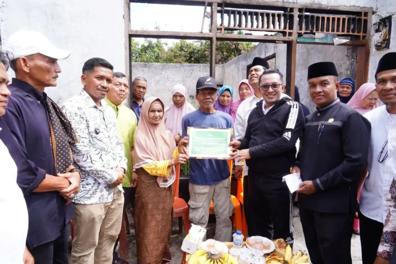 Bupati Tanah Datar Eka Putra menyerahkan bantuan senilai Rp 7 juta kepada Harizon dan keluarganya, Jumat (3/10/2025). (Foto: Prokopim Tanah Datar)