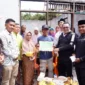 Bupati Tanah Datar Eka Putra menyerahkan bantuan senilai Rp 7 juta kepada Harizon dan keluarganya, Jumat (3/10/2025). (Foto: Prokopim Tanah Datar)
