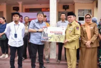 Wakil Wali Kota Padang, Maigus Nasir bersama Wakil Ketua Komisi IV DPR RI Alex Indra Lukman menyerahkan bantuan pertanian kepada kelompok tani di halaman Kantor Dinas Pertanian Kota Padang, Senin (20/10/2025). (Foto: Prokopim Padang)