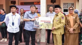 Wakil Wali Kota Padang, Maigus Nasir bersama Wakil Ketua Komisi IV DPR RI Alex Indra Lukman menyerahkan bantuan pertanian kepada kelompok tani di halaman Kantor Dinas Pertanian Kota Padang, Senin (20/10/2025). (Foto: Prokopim Padang)