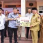 Wakil Wali Kota Padang, Maigus Nasir bersama Wakil Ketua Komisi IV DPR RI Alex Indra Lukman menyerahkan bantuan pertanian kepada kelompok tani di halaman Kantor Dinas Pertanian Kota Padang, Senin (20/10/2025). (Foto: Prokopim Padang)