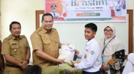 Wali Kota Pariaman Yota Balad menyerahkan bantuan beras kepada anak yatim di Aula Kantor Camat Pariaman Timur, Senin (6/10/2025). (Foto: Kominfo Pariaman)