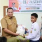Wali Kota Pariaman Yota Balad menyerahkan bantuan beras kepada anak yatim di Aula Kantor Camat Pariaman Timur, Senin (6/10/2025). (Foto: Kominfo Pariaman)