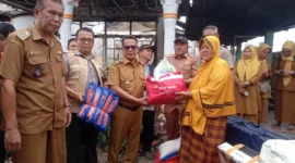 Wakil Bupati Pessel, Risnaldi Ibrahim didampingi Kalaksa BPBD Pessel menyerahkan bantuan kepada salah satu keluarga korban kebakaran. (Foto: Dok. Sus)