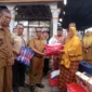 Wakil Bupati Pessel, Risnaldi Ibrahim didampingi Kalaksa BPBD Pessel menyerahkan bantuan kepada salah satu keluarga korban kebakaran. (Foto: Dok. Sus)