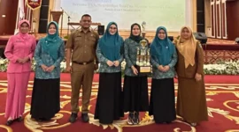 
Ketua TP PKK Kecamatan Basa Ampek Balai Tapan, dr Elsa M Pohan (pegang piala) dan Ketua TP-PKK Pessel, Ny Lisda Hendrajoni (tengah) foto bersama usai menerima penghargaan. (Foto: Dok. Samwil)