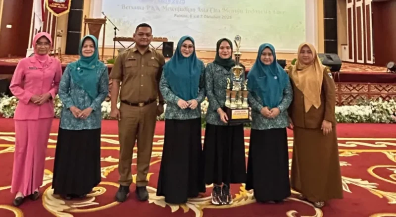 
Ketua TP PKK Kecamatan Basa Ampek Balai Tapan, dr Elsa M Pohan (pegang piala) dan Ketua TP-PKK Pessel, Ny Lisda Hendrajoni (tengah) foto bersama usai menerima penghargaan. (Foto: Dok. Samwil)