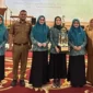 
Ketua TP PKK Kecamatan Basa Ampek Balai Tapan, dr Elsa M Pohan (pegang piala) dan Ketua TP-PKK Pessel, Ny Lisda Hendrajoni (tengah) foto bersama usai menerima penghargaan. (Foto: Dok. Samwil)