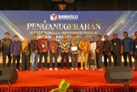 Koordinator Penanganan Pelanggaran Data dan Informasi Bawaslu Pessel, Syauqi Fuadi (tengah) foto bersama usai menerima penghargaan. (Foto: Dok. Bawaslu)