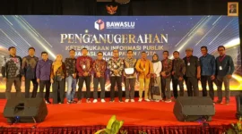 Koordinator Penanganan Pelanggaran Data dan Informasi Bawaslu Pessel, Syauqi Fuadi (tengah) foto bersama usai menerima penghargaan. (Foto: Dok. Bawaslu)