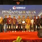 Koordinator Penanganan Pelanggaran Data dan Informasi Bawaslu Pessel, Syauqi Fuadi (tengah) foto bersama usai menerima penghargaan. (Foto: Dok. Bawaslu)
