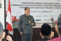 Anggota Bawaslu RI Herwyn JH Malonda dalam sambutannya saat kegiatan Diskusi Kelompok Terpumpun (DKT) di Kafe Kuali Nyonya Padang, Senin (6/10/2025). (Foto: Humas Bawaslu Sumbar)