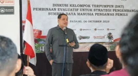 Anggota Bawaslu RI Herwyn JH Malonda dalam sambutannya saat kegiatan Diskusi Kelompok Terpumpun (DKT) di Kafe Kuali Nyonya Padang, Senin (6/10/2025). (Foto: Humas Bawaslu Sumbar)