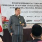 Anggota Bawaslu RI Herwyn JH Malonda dalam sambutannya saat kegiatan Diskusi Kelompok Terpumpun (DKT) di Kafe Kuali Nyonya Padang, Senin (6/10/2025). (Foto: Humas Bawaslu Sumbar)