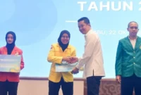 Wamenpora RI Taufik Hidayat menyerahkan beasiswa secara simbolis kepada atlet berprestasi di Auditorium Gedung D Kemendiktisaintek, Senayan, Rabu (22/10). (Foto: Bagus/Kemenpora)