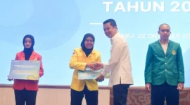 Wamenpora RI Taufik Hidayat menyerahkan beasiswa secara simbolis kepada atlet berprestasi di Auditorium Gedung D Kemendiktisaintek, Senayan, Rabu (22/10). (Foto: Bagus/Kemenpora)