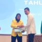 Wamenpora RI Taufik Hidayat menyerahkan beasiswa secara simbolis kepada atlet berprestasi di Auditorium Gedung D Kemendiktisaintek, Senayan, Rabu (22/10). (Foto: Bagus/Kemenpora)