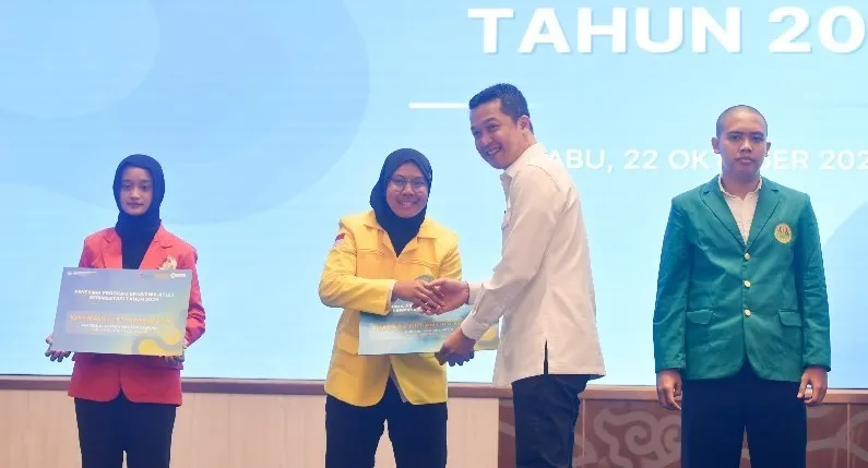 Wamenpora RI Taufik Hidayat menyerahkan beasiswa secara simbolis kepada atlet berprestasi di Auditorium Gedung D Kemendiktisaintek, Senayan, Rabu (22/10). (Foto: Bagus/Kemenpora)