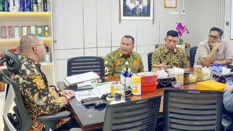 Wali Kota Pariaman Yota Balad melakukan audiensi dengan Sekjen Kemensos RI, Robben Rico, di Jakarta, Selasa (21/10/2025). (Foto: Kominfo Pariaman)