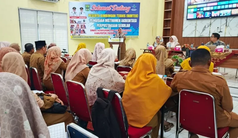 Dinas Kearsipan dan Perpustakaan Kabupaten Padang Pariaman menggelar Bimtek Akreditasi Perpustakaan bagi pengelola perpustakaan SD dan SMP di aula dinas setempat, Selasa (21/10). (Foto: Kominfo Padang Pariaman)