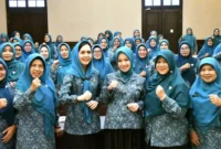 Ketua TP-PKK Kota Padang, Ny. Dian Puspita Fadly Amran dan jajaran bersama para peserta Bimtek, Kamis (9/10/2025). (Foto: Humas TP-PKK Padang)