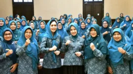 Ketua TP-PKK Kota Padang, Ny. Dian Puspita Fadly Amran dan jajaran bersama para peserta Bimtek, Kamis (9/10/2025). (Foto: Humas TP-PKK Padang)